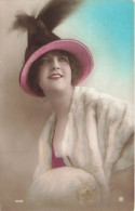 FANTAISIES - Une Femme Avec Un Chapeau à Plume - Colorisé - Carte Postale Ancienne - Frauen