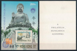 ** 1997 Hongkong Fogazott Emlékív + Karton Emlékív Hátoldalán "A PHILATELIA HUNGARICA AJÁNDÉKA" Felirattal - Autres & Non Classés
