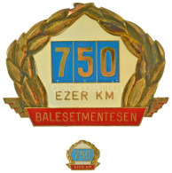 ~1980. "750 Ezer Kilométer Balesetmentesen" Műgyantás Aranyozott Bronz Kitüntető Autójelvény Miniatűrrel (72x97mm, Minia - Unclassified