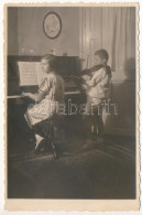 * T2/T3 Brassó, Kronstadt, Brasov; Gyerekek Zongora és Hegedű Leckéje / Piano And Violin Lessons. Foto Mimoza Photo (fl) - Unclassified
