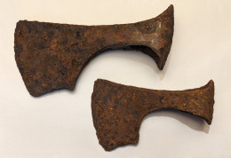 Haches D'armes Médiévales En Fer - Arqueología