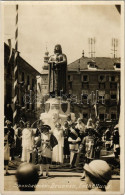 ** T1 Klagenfurt, Spanheimer Brunnen, Enthüllung / Fountain. Fotograf H. Jäger, Photo - Sin Clasificación