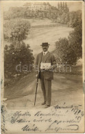 T2/T3 1911 Mariánské Lázne, Marienbad; Férfi "Az Est" Napilappal / Man With Hungarian Daily Newspaper. Eckert-Lampalzer  - Ohne Zuordnung