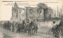 Lassigny * Troupes Françaises Passant Devant Les Ruines De L'église * Bombardements Ww1 Guerre 1914 1918 - Lassigny