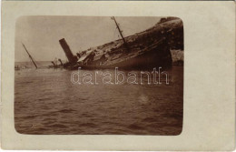 * T2/T3 1916 Rogoznica, Rogosnica; S.M. Dampfer ADELSBERG Szirtre Futása, Süllyedő Hajó / Steamship Ran Aground. Photo ( - Non Classés