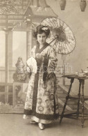 ** T2 Lady Dressed As Japanese Women In A Photo Studio, Photo - Unclassified