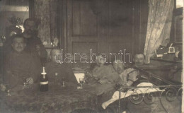 ** T2/T3 WWI German Military Officers In A Toom, Drinking Wine, Photo (EK) - Ohne Zuordnung