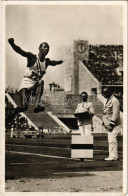** T2/T3 1936 Berlin, Olympische Spiele. Jesse Owens (USA) Erringt Im Weitsprung Die Goldmedaille (Atlantic-Photo) / Sum - Unclassified
