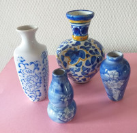 4 Petits Vases Bleus De Vitrine, En Porcelaine - Other & Unclassified