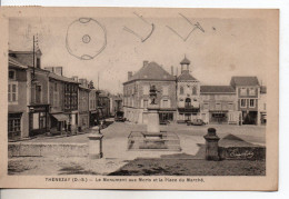 Carte Postale Ancienne Thénezay - Le Monument Aux Morts Et La Place Du Marché - Thenezay