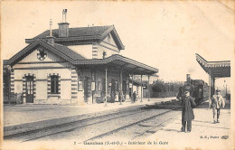 Garches         92         Intérieur De La Gare. Train     N°2    (Voir Scan) - Garches