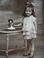 Delcampe - CP  Photo Fillette Souriante (Madeleine Desforges 4 Ans 1924) Tenant Une Poupée Bretonne  Robe à Volants - L666-12 - Fotografie