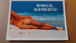 CPM PIN UP FEMME STRING A MOITIE NUE ALLONGEE SUR LA SABLE ON PENSE A TOI QUI NE PENSE QU A CA FEELING COMBIER - Pin-Ups