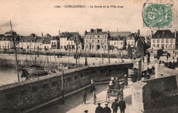 Concarneau (Finistère) La Sortie De La Ville Close, Calèche Sur Les Remparts - Carte H.L.M. N° 1500 - Concarneau