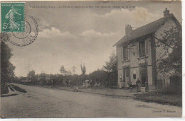 60 VAUMOISE - La Poste Et Route De Crépy , Vue Prise De L'Hôtel De La Gare - Vaumoise