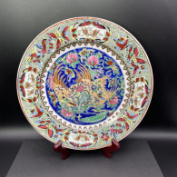 Assiette Déco MACAU 1970 Porcelaine Chinoise 26cm Peint à La Main Pivoine Sauterelle Papillon #231204 - Asiatische Kunst