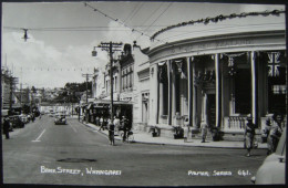 CPSM Whangarei - Bank Of New Zealand Street - Vue Des Commerces Et Belle Animation    A Voir ! - Nouvelle-Zélande