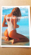 CPM PIN UP FEMME MAILLOT DE BAIN FESSES A MOITIE NUES L ENFER VAUT L ENDROIT FEELING CANICULE MER - Pin-Ups