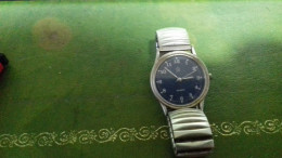 B10 / MONTRE QUARTZ STAINLESS STEEL BACK GT 1002 - Horloge: Antiek
