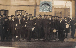 Levallois Perret          92         Personnel Devant  L'Usine Clément    Carte Photo  Rare       (Voir Scan) - Levallois Perret