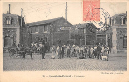 Levallois Perret          92         Personnel Devant  L'Abbatoir    N° 28      (Voir Scan) - Levallois Perret