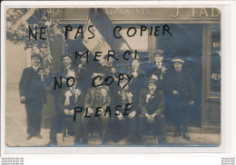 CARTE PHOTO Des Conscrits D' AUBIAT Devant Le Photographe TADDEI à AIGUEPERSE 63 - Aigueperse