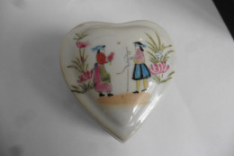 Boite Ancienne En Porcelaine Blanche En Forme De Coeur Peinte à La Main Personnages Bretons Et Fleurs - Autres & Non Classés