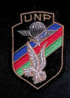 écusson Tissu, U.N.P, Union Nationale Des Parachutistes, Militaria, 105 X 80 Mm - Patches