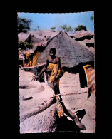 Cp, L'Afique En Couleurs, Femme Allant à Son Grenier, écrite, Ed. Hoa-Qui - Africa