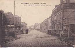 NORD RAISMES LE PASSAGE A NIVEAU ET LA RUE DE VALENCIENNES VERS LA PLACE - Raismes