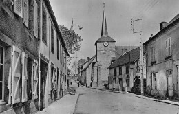 La Courtine * Rue Et Vue Sur L'église Du Village - La Courtine