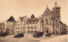 Bourganeuf * Place , église St Jean Et Hôtel De Ville * Tour Lastic * Automobile Voiture Ancienne - Bourganeuf