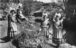 Pont Aven * Les Bardes Bretons , Madame Janédik Emile CUEFF Et Ses Filles * Coiffe - Pont Aven