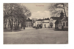 DH1642 - SWEDEN - KATRINEHOLM - SQUARE WITH CARS BIKES - Suecia