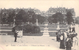 FRANCE - Paris - Aux Tuileries - L'homme Aux Oiseaux - Carte Postale Ancienne - Parks, Gärten