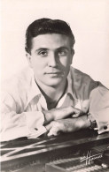 CELEBRITE - Gilbert Bécaud - Chanteur Français - Carte Postale - Sänger Und Musikanten