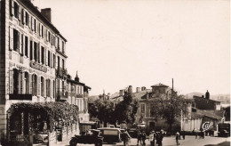 Auch * Place Villaret Joyeuse Et Le Central Hôtel * Automobile Voiture Ancienne - Auch