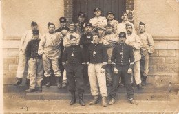 CPA 54 TOUL / CARTE PHOTO AVEC DES POILUS / SITUEE AU VERSO - Toul