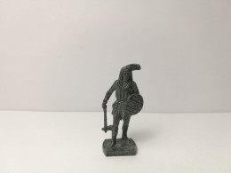 Kinder :   Berühmte Indianer-Häuptling 1979-85-93 - Crazy Horse - Eisen  - Made In Italy - 40 Mm - 4 - Figurines En Métal
