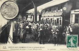 CPA - 75 / PARIS / LA GRÊVE DES CHEMINOTS DE L'OUEST-ETAT - Débarquement Des Troupes à La Gare Montparnasse - TBE - Grèves