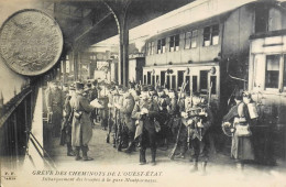 CPA - 75 / PARIS / LA GRÊVE DES CHEMINOTS DE L'OUEST-ETAT - Débarquement Des Troupes à La Gare Montparnasse - TBE - Sciopero