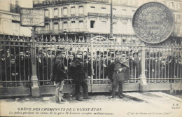 CPA - 75 / PARIS / LA GRÊVE DES CHEMINOTS DE L'OUEST-ETAT - La Police Gardant Les Issues De La Gare St Lazare - TBE - Huelga