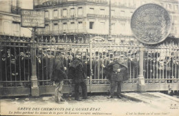 CPA - 75 / PARIS / LA GRÊVE DES CHEMINOTS DE L'OUEST-ETAT - La Police Gardant Les Issues De La Gare St Lazare - TBE - Streiks