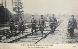 CPA - 75 / PARIS / GRÈVE GÉNÉRALE DES CHEMINS DE FER - Une Patrouille Parcourant La Voie - Superbe Animation - TBE - Huelga