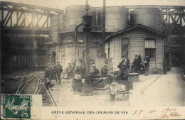 CPA - 75 / PARIS / GRÈVE GÉNÉRALE DES CHEMINS DE FER - BIVOUAC Des MILITAIRES Daté 28.10.1910 - Superbe Animation - TBE - Strikes