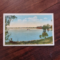 NON-CIRCULATED POSTCARD - USA - A VIEW ACROSS LAKE CHARLES, SHOWING THE CITY IN THE DISTANCE, LAKE CHARLES, ILL - Autres & Non Classés