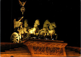 12-12-2023 (1 W 57) Germay (posted To Australia) Berlin Brandenberger Gate (statue At Night) - Porta Di Brandeburgo