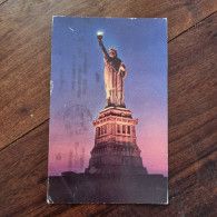 CIRCULATED POSTCARD - USA - STATUE OF LIBERTY AT NIGHT - Vrijheidsbeeld