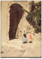 FAYENCE : Porte Sarrasine Avec Petites Filles - Fayence