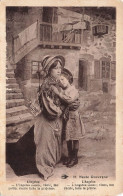 ENFANTS - Un Enfant Câlinant Sa Mère - Carte Postale Ancienne - Grupo De Niños Y Familias